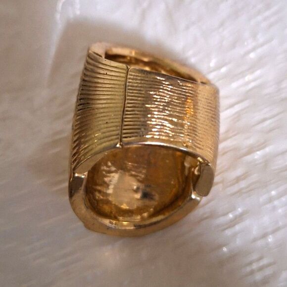 A Ribbed Gold Tone Stretch Ring Rhinestone Inlay Costume Elegant Cocktail Party - Picture 8 of 9